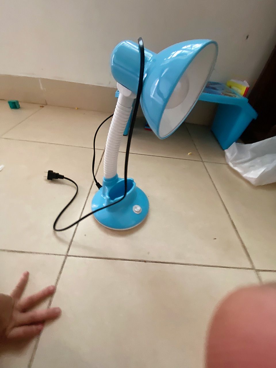 Đèn học để bàn chống cận tích hợp giá để bút và đỡ điện thoạ - ảnh 6