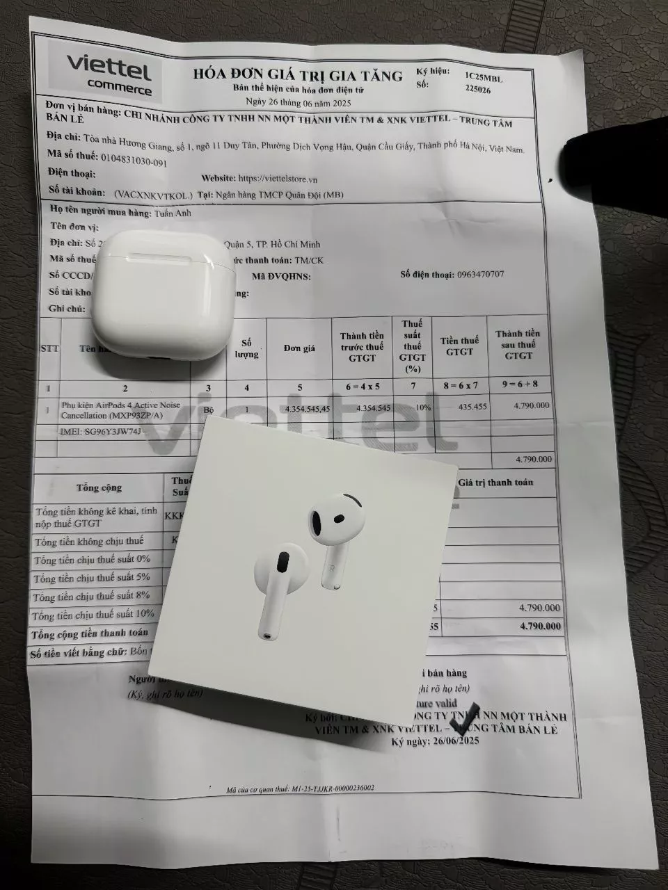 Hộp sạc và tai nghe AirPods 4