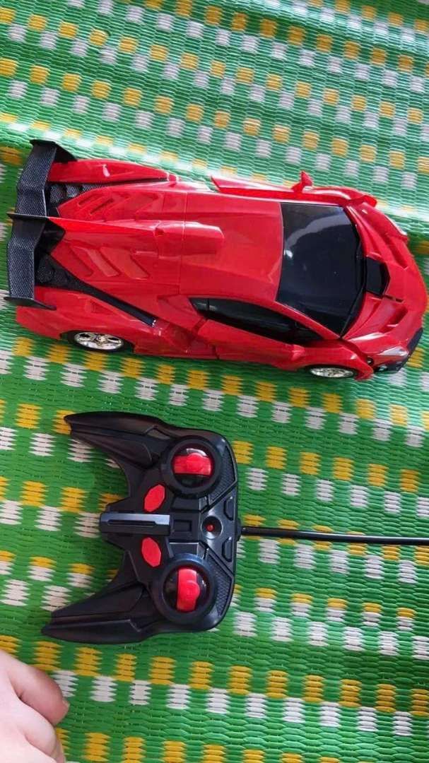 Xe đồ chơi chuyển đổi thành robot