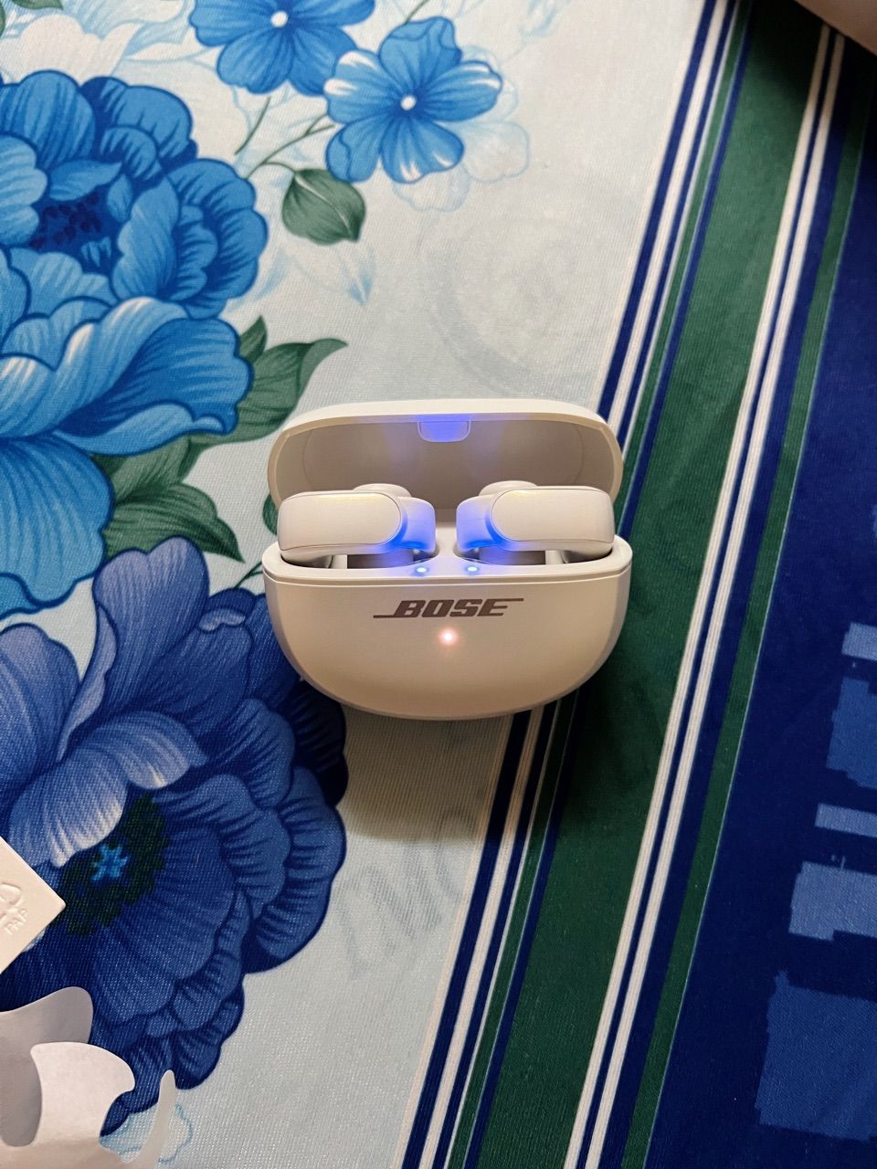 Bose Ultra Open Earbuds đeo trên vành tai