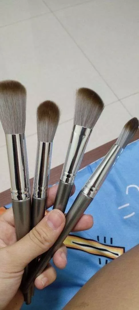Các loại cọ trang điểm trong bộ