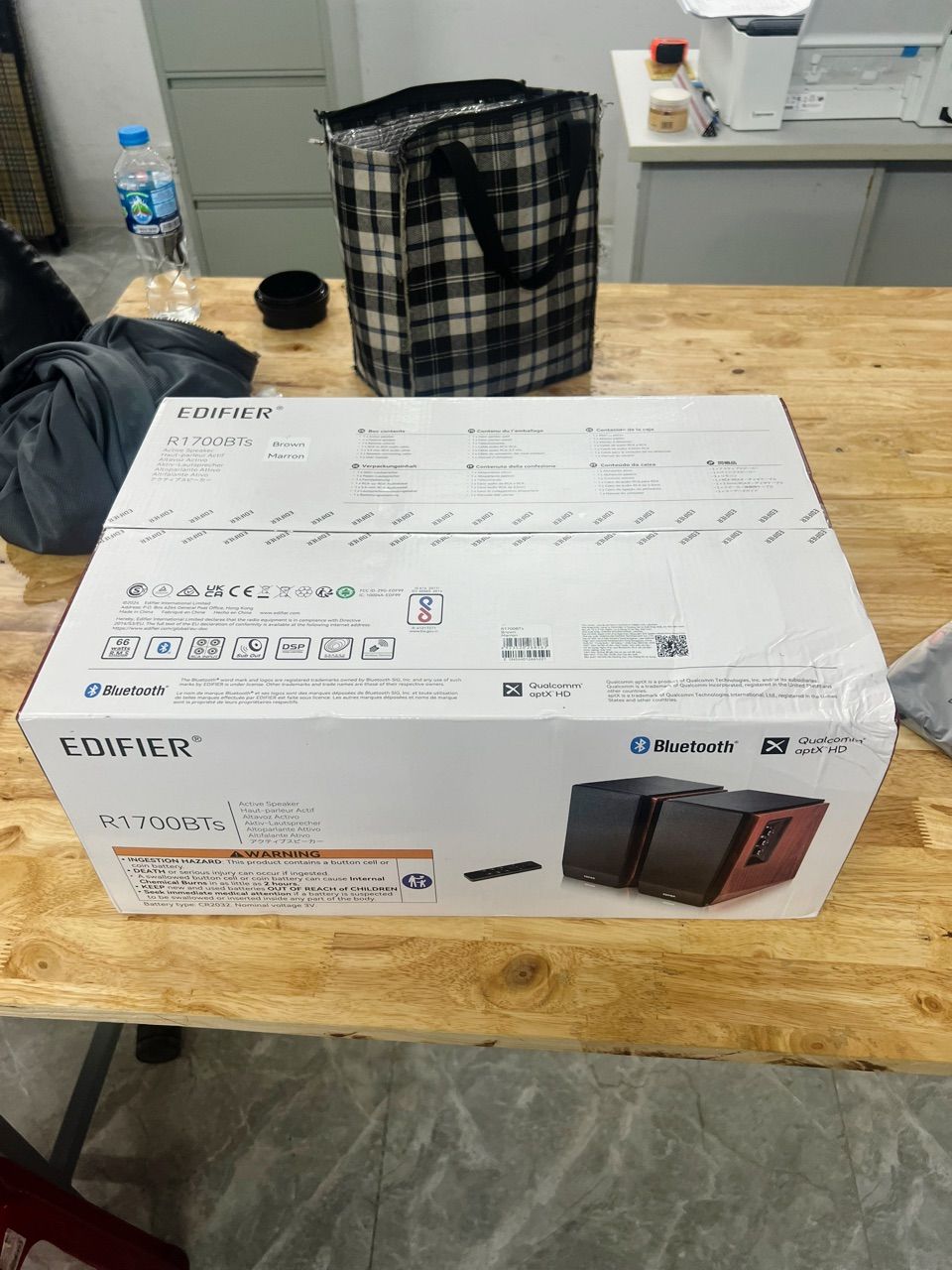 EDIFIER R1700BTs thiết kế để bàn
