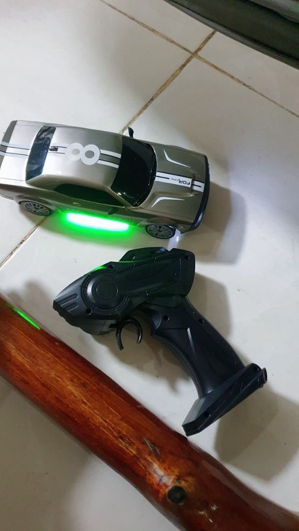 Xe điều khiển và phụ kiện đi kèm