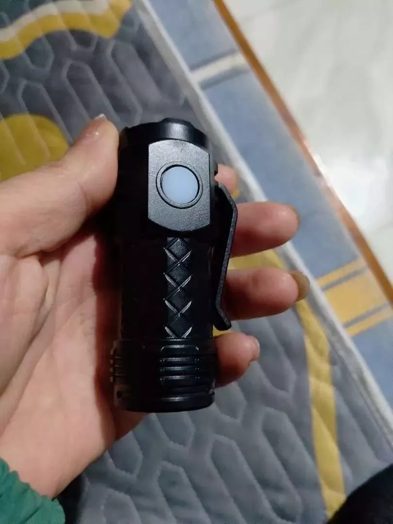 Đèn pin mini chiếu sáng
