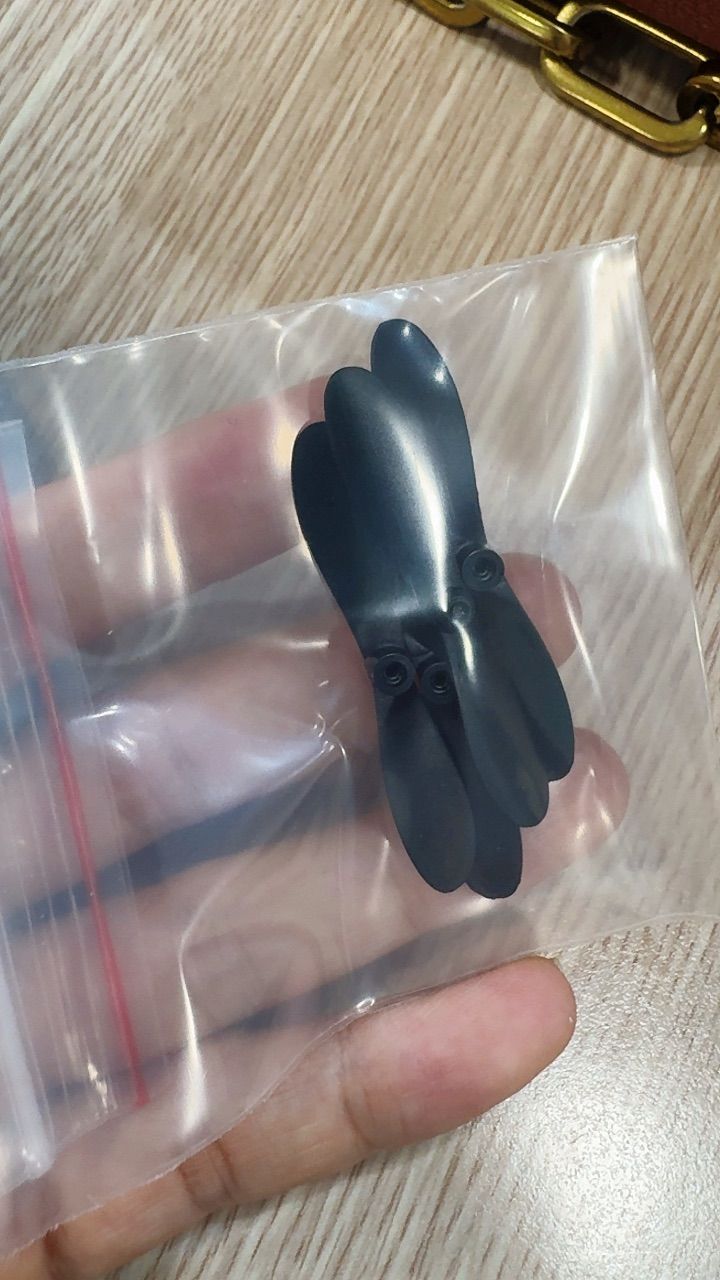 Cánh quạt A và B của máy bay RC V2T Kids