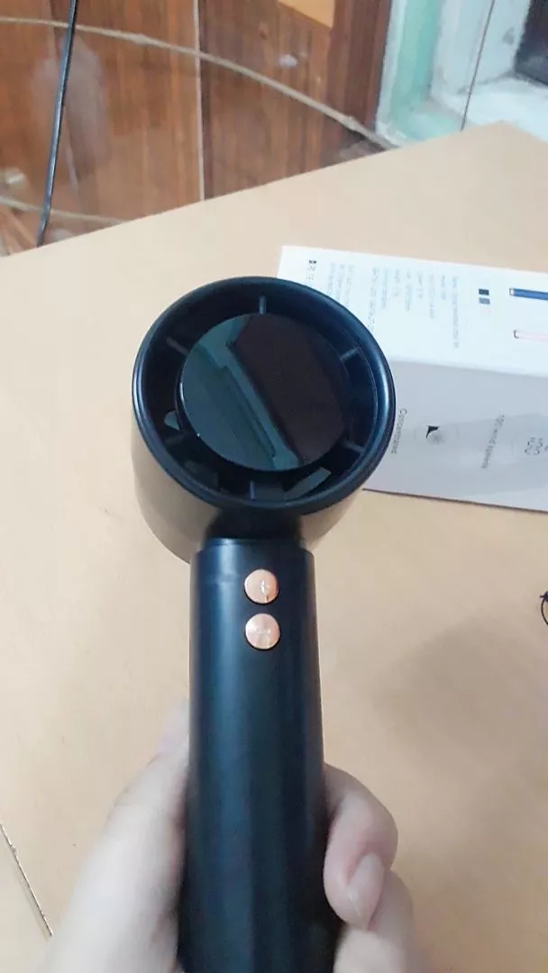 Quạt mini có dây đeo cổ