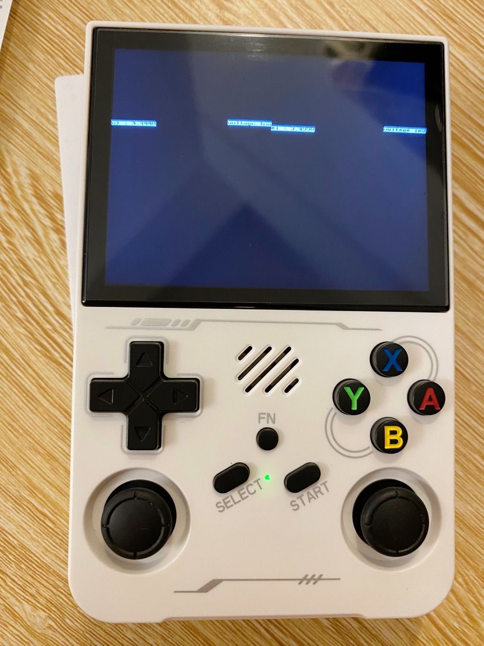 Máy chơi game R36xx và phụ kiện
