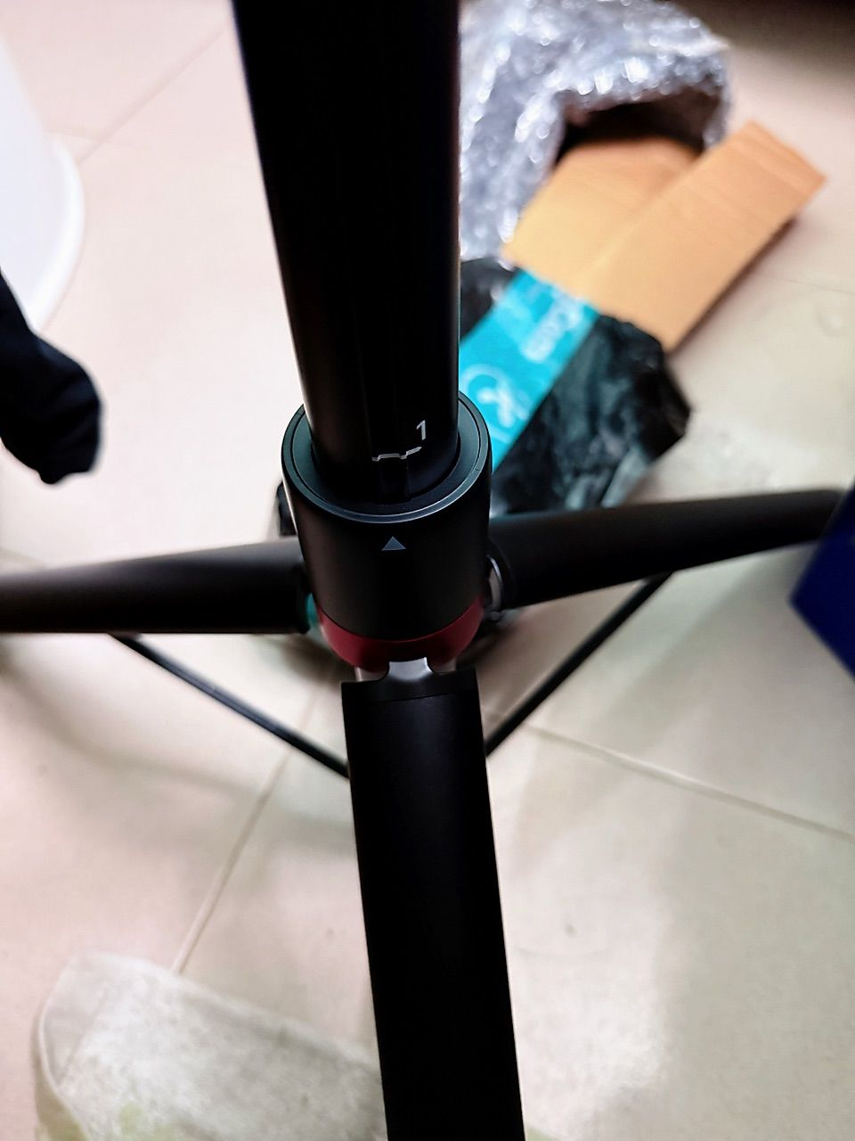 Cơ chế điều chỉnh chân đèn Ulanzi AT-05