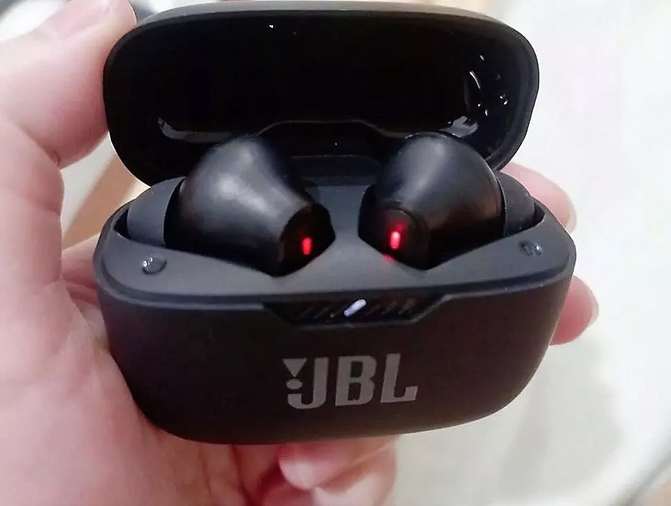 JBL Tune 230NC - thiết kế nhét tai gọn gàng