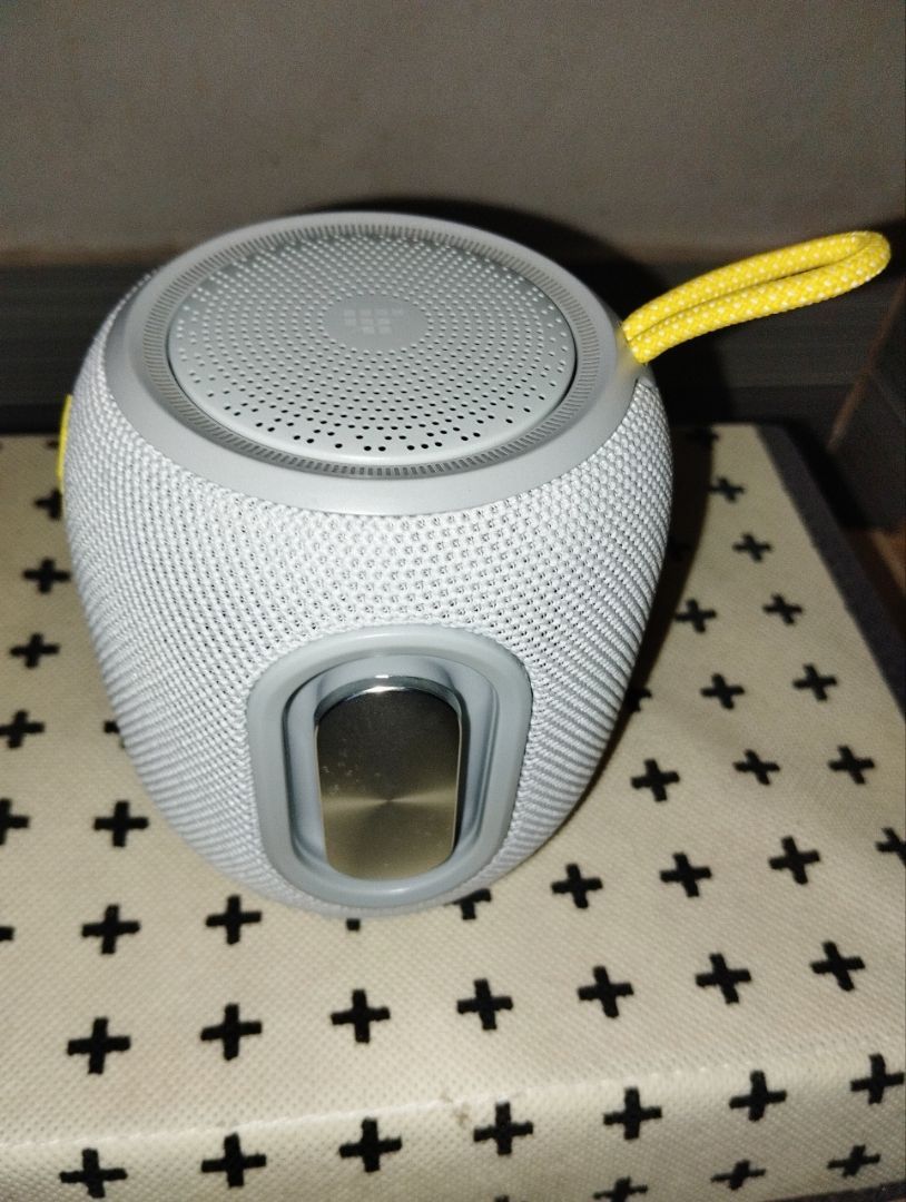 Loa Tronsmart T8 Mini với dây đeo