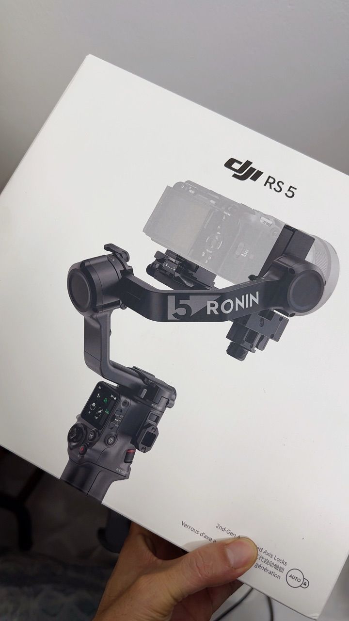 DJI RS 5 với tay cầm điều khiển