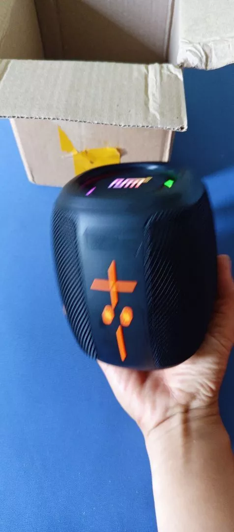 Chi tiết cổng sạc Type-C của loa HM805