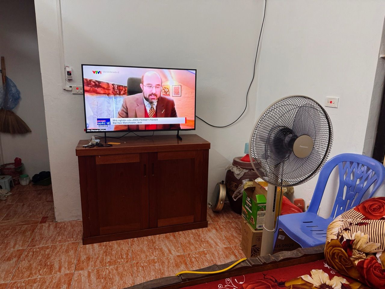 Tivi Samsung DU7000KXXV màu đen