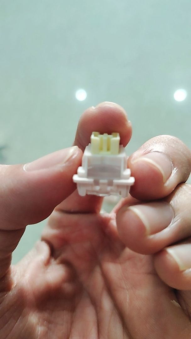 Switch AULA Rainy với stem vàng nhạt