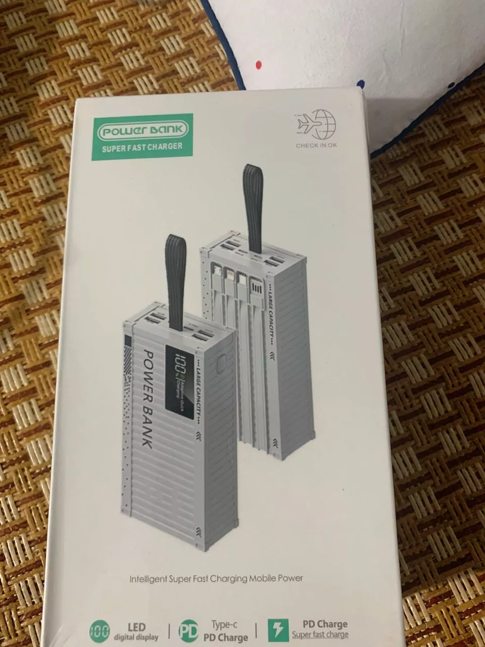 Sạc dự phòng Container 50.000mAh với 4 cổng USB