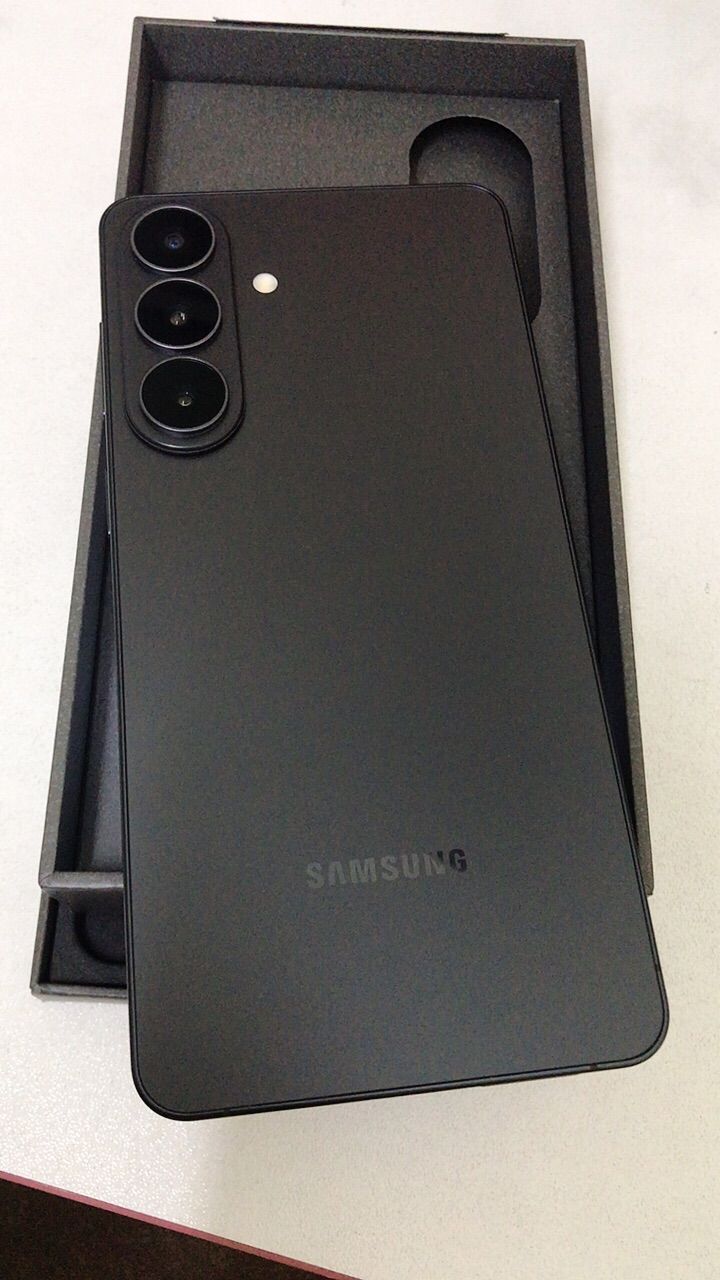 Samsung Galaxy S26+ mặt trước