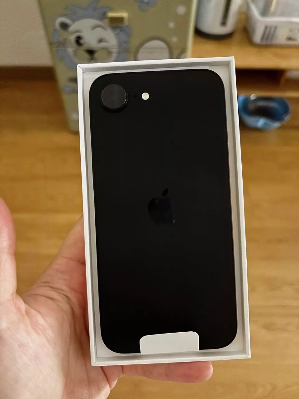Apple iPhone 16e hình ảnh sản phẩm