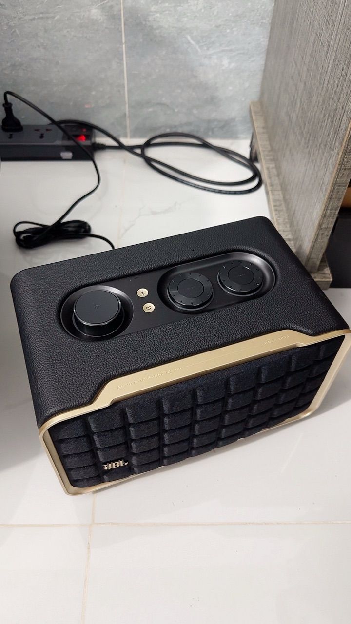 Thiết kế retro JBL Authentics 200