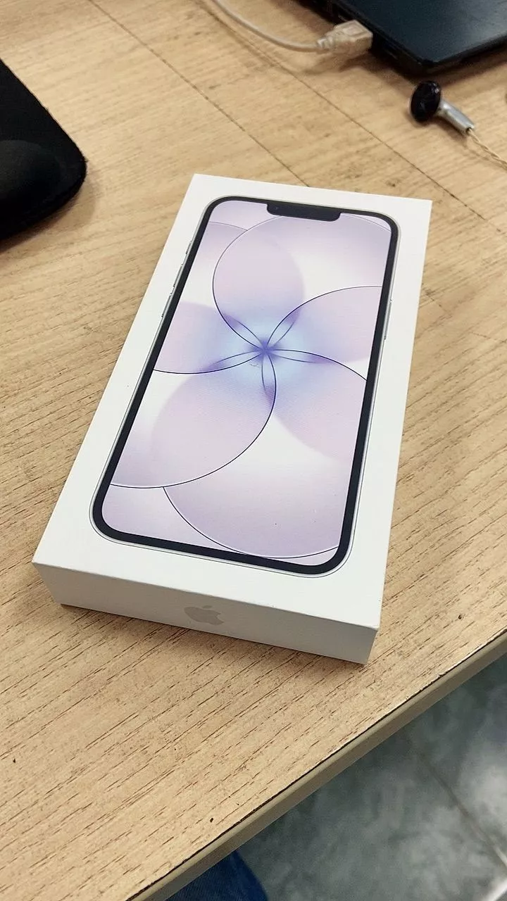 Apple iPhone 17e 256GB chi tiết thân máy