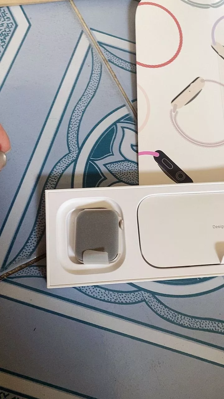 Apple Watch SE 3 GPS 40mm - chi tiết màn hình và mặt đồng hồ