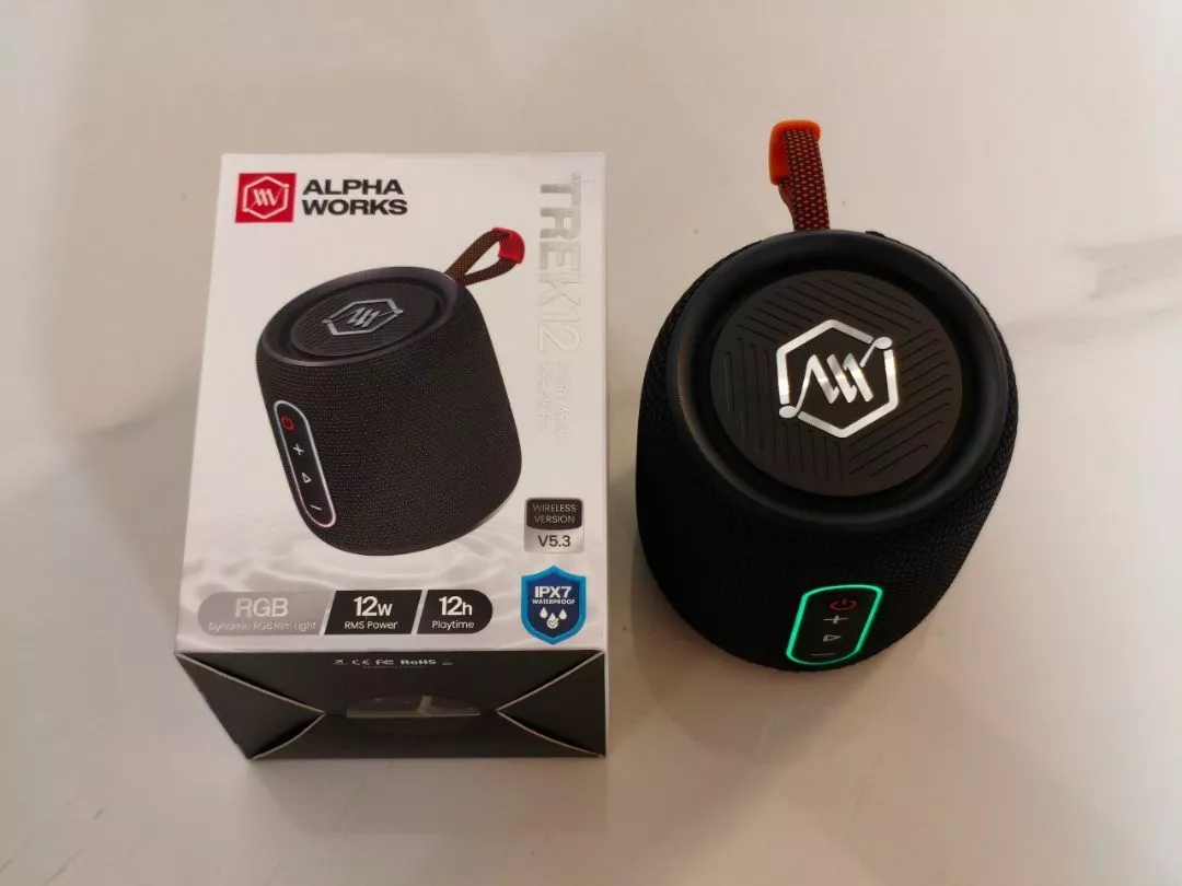 Loa Alpha Works TREK 12 với quai móc linh hoạt