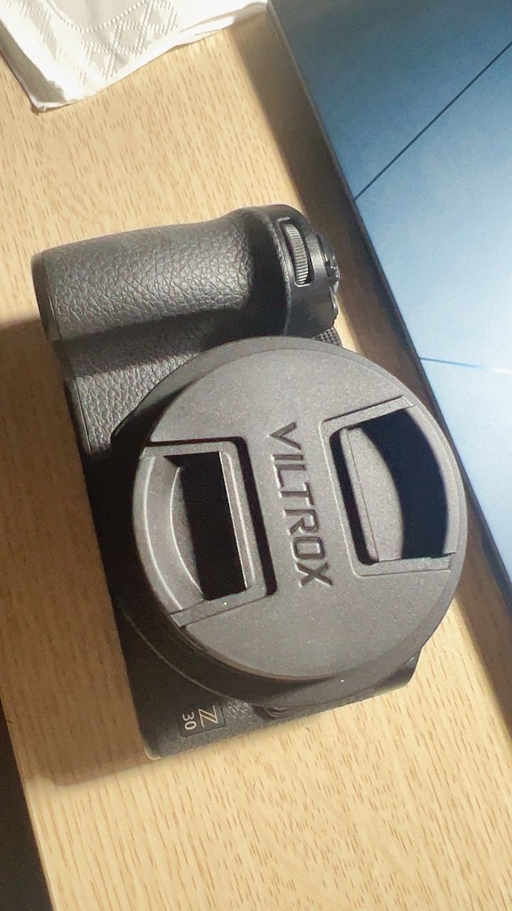 Viltrox AF 25mm F1.7 Air với hood và phụ kiện đi kèm