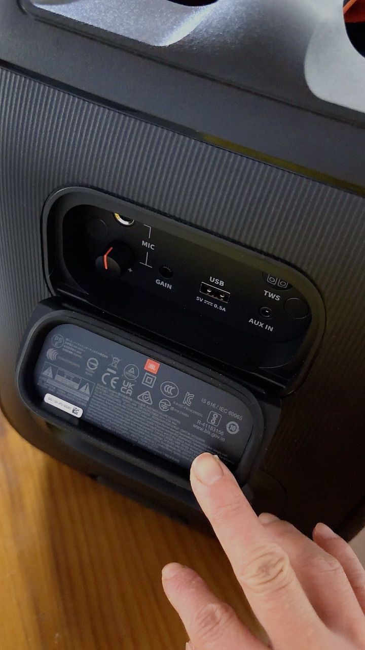 JBL PartyBox Encore Essential di động