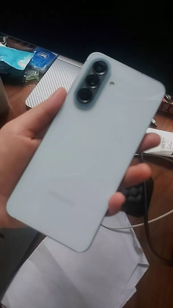 Samsung Galaxy A57 128GB thiết kế