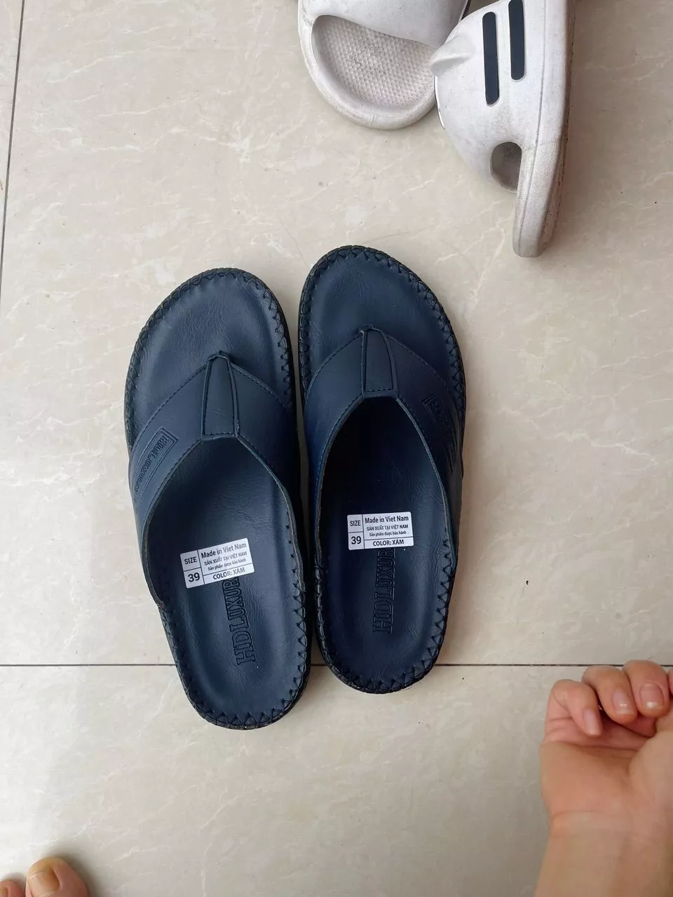 Chi tiết đường may chắc chắn của dép Halita