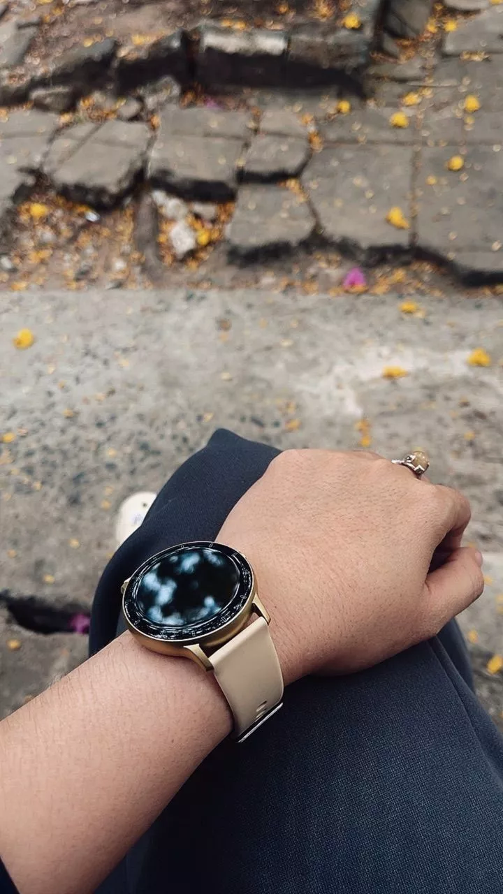 Đồng hồ GOOJODOQ theo dõi sức khỏe trên cổ tay