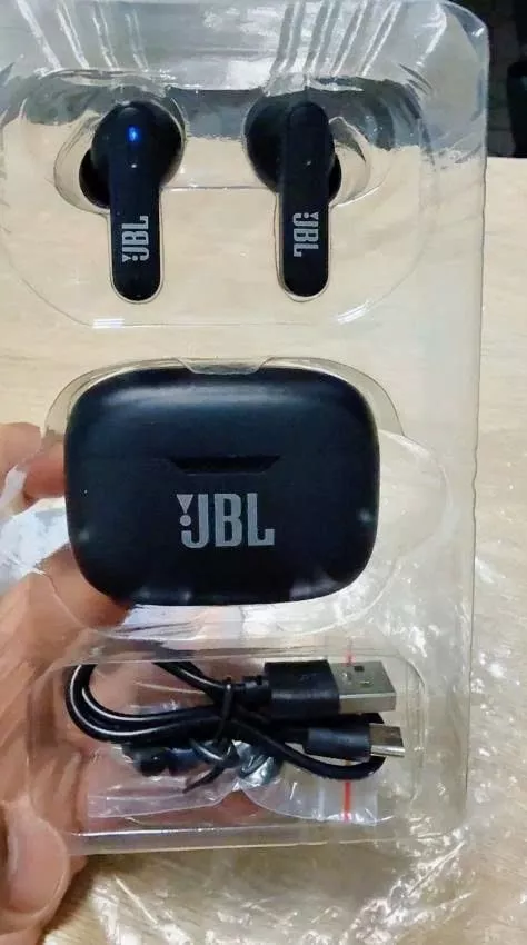 Tai nghe JBL Tune 230NC với thiết kế nhét tai
