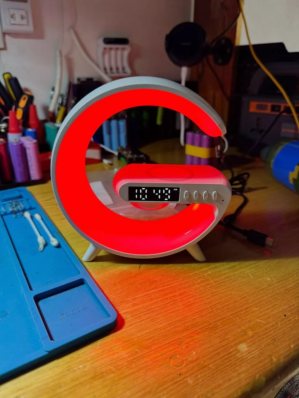 Loa Bluetooth Chữ G với đèn LED RGB và đồng hồ báo thức