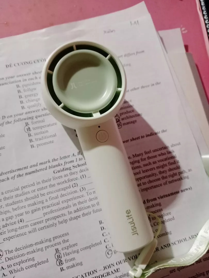 Quạt mini đặt trên bàn