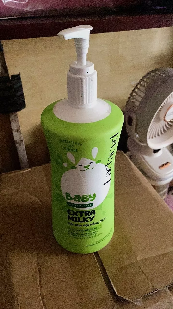 Lactacyd Baby Extra Milky – sản phẩm tắm gội dịu nhẹ cho bé