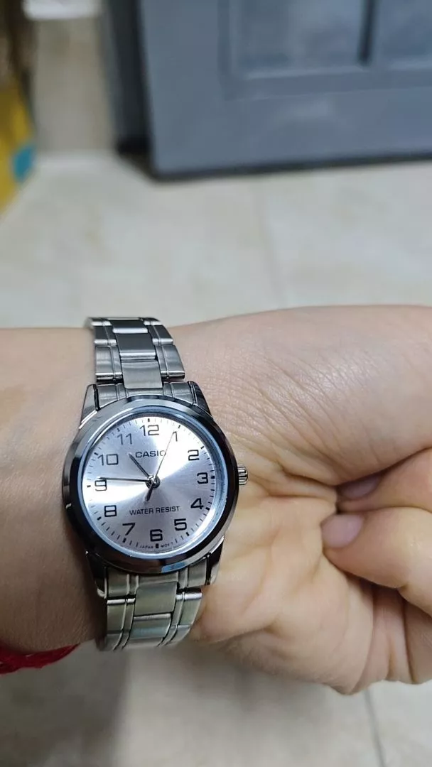 Đồng hồ đôi Casio dây kim loại trên tay