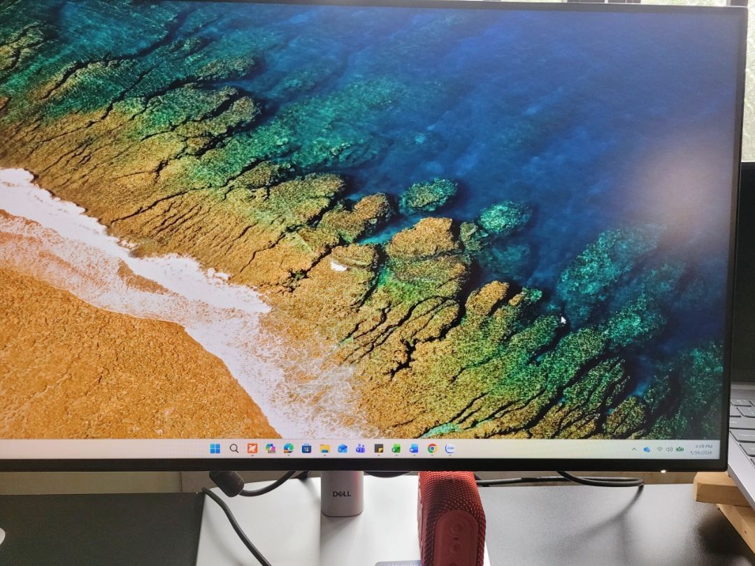 Màn hình Dell UltraSharp U2424H tại bàn làm việc