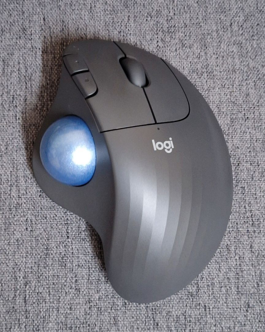 Bi trackball điều khiển bằng ngón cái