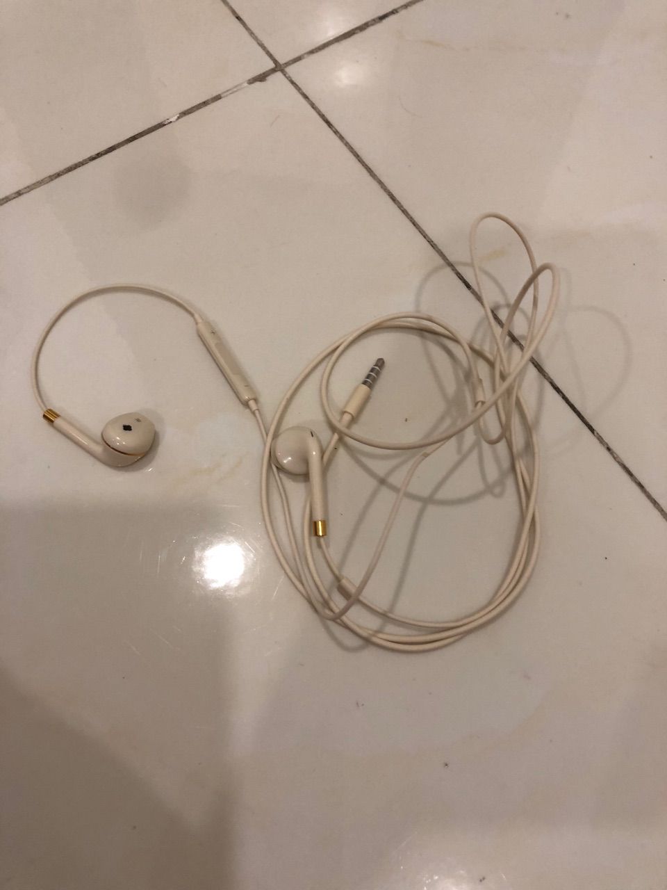 Tai nghe có dây Lenovo YF36 và phụ kiện