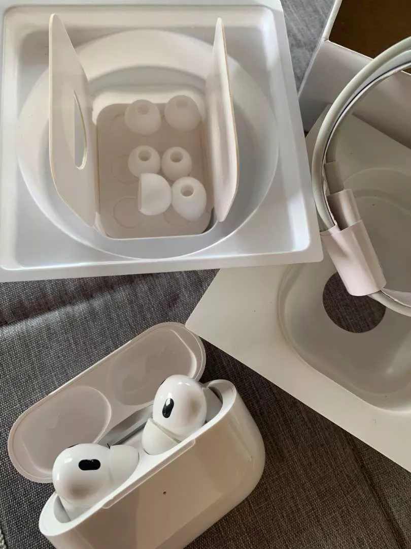 Tai nghe PRO2 kèm hộp sạc
