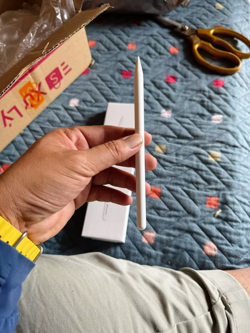 Cử chỉ bóp và bảng màu trên Apple Pencil Pro