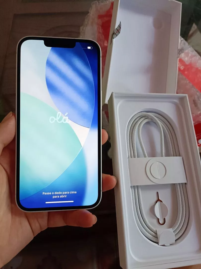 Apple iPhone 16e góc nghiêng