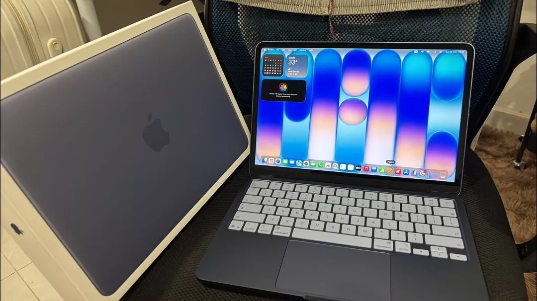 MacBook Neo 13 inch góc nhìn cận cảnh