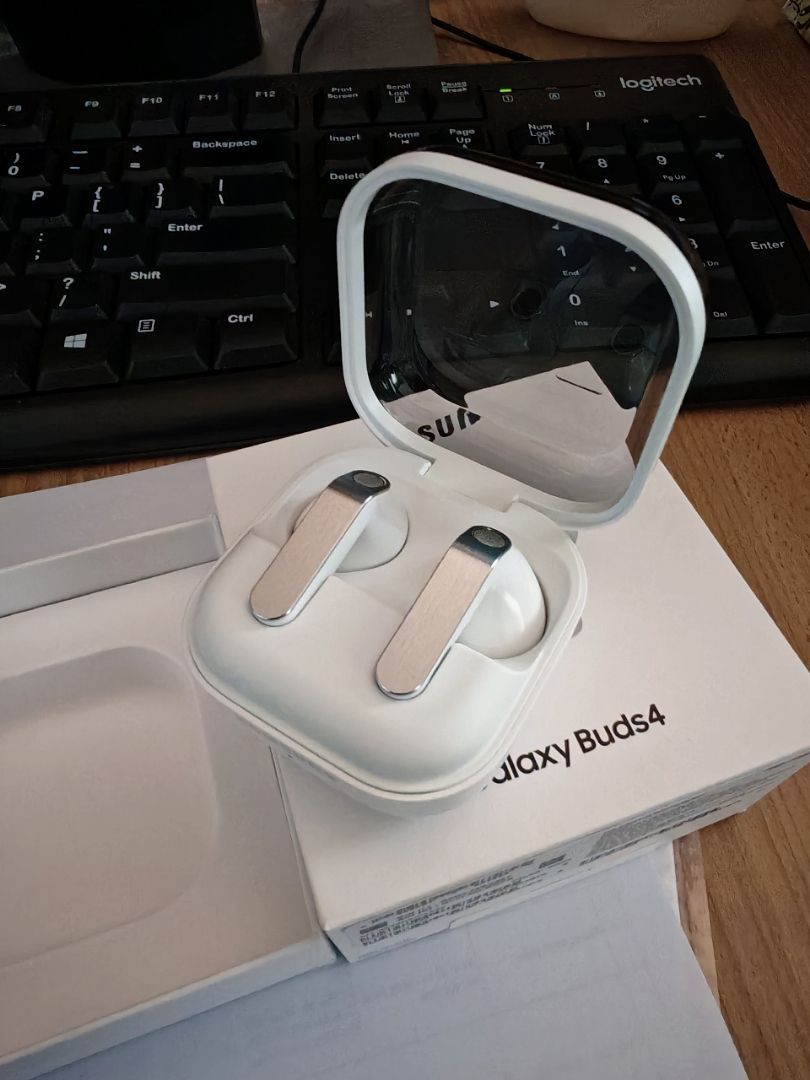 Hộp tai nghe Samsung Galaxy Buds4