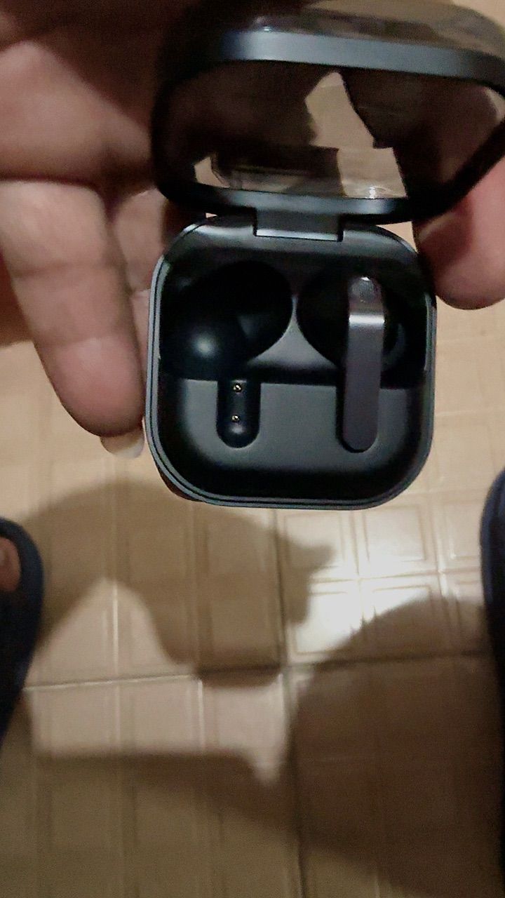 Samsung Galaxy Buds4 Pro và hộp sạc