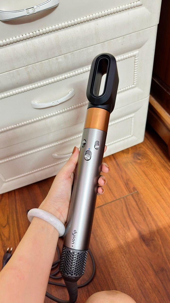 Máy sấy và tạo kiểu tóc Dyson