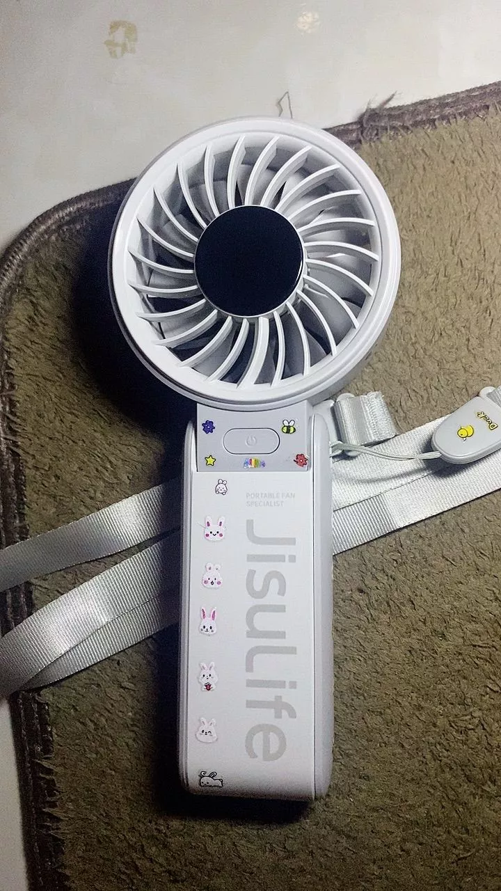 Quạt mini JISULIFE sử dụng