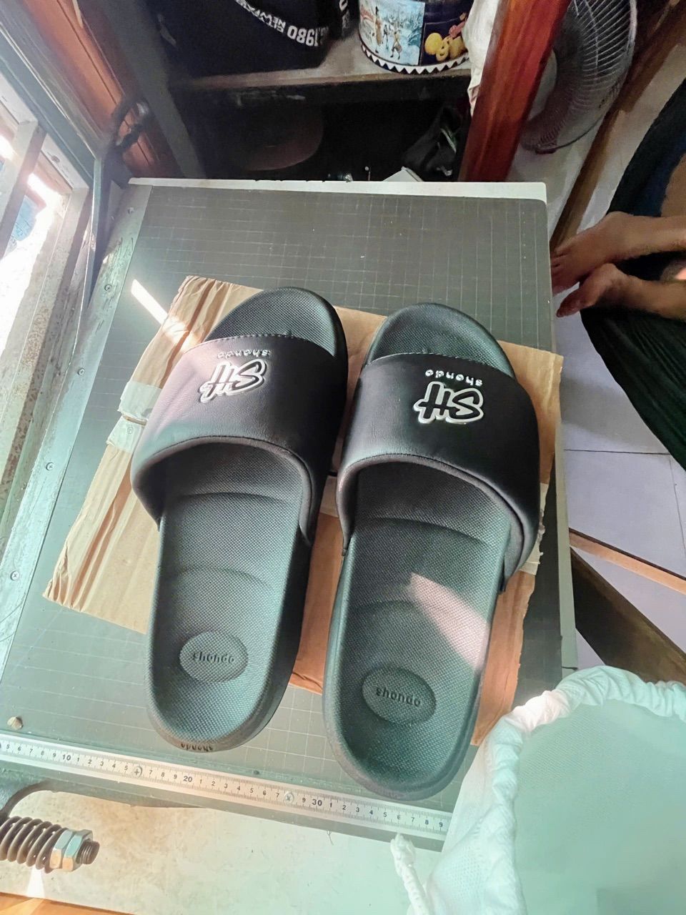 Mẫu dép Trendy 7 thêu logo SH