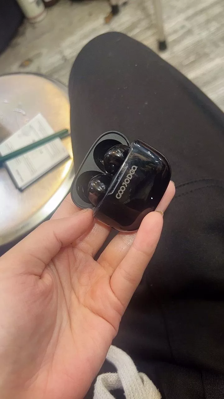 Hộp sạc và tai nghe J237