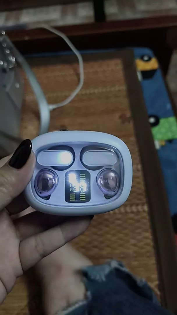 Chi tiết hộp sạc hiển thị pin