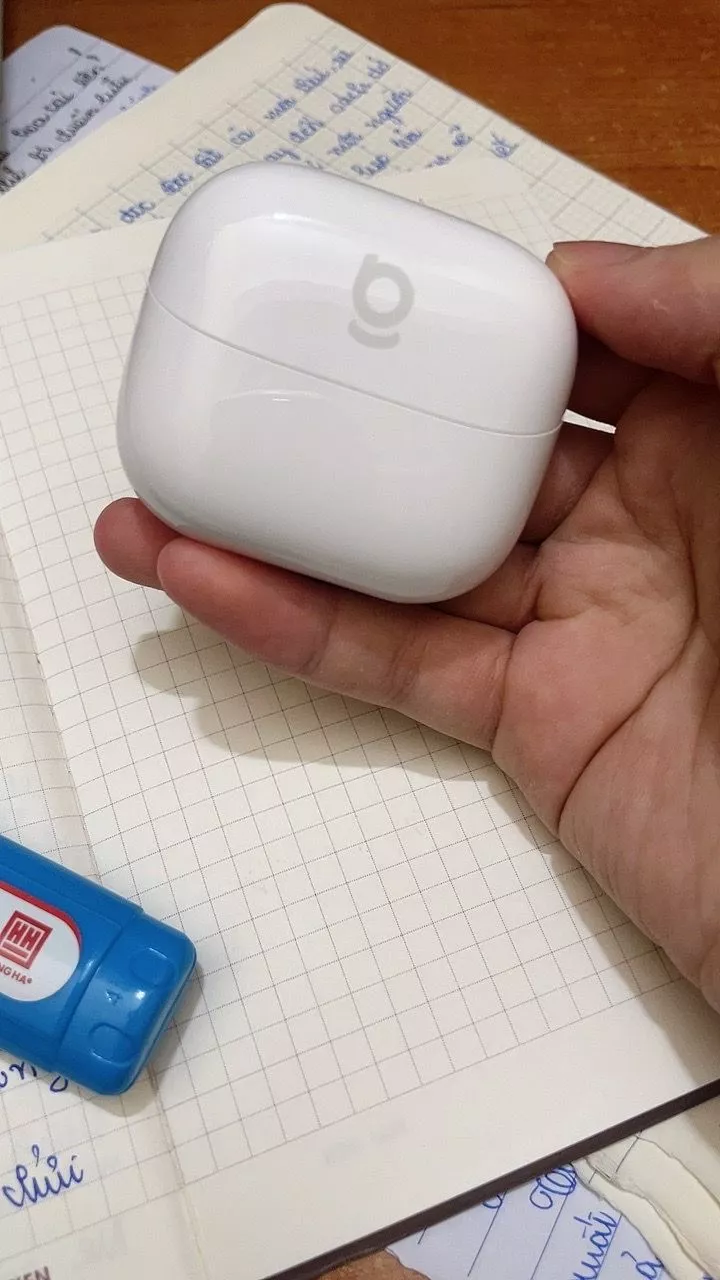 Hộp sạc và tai nghe Baseus